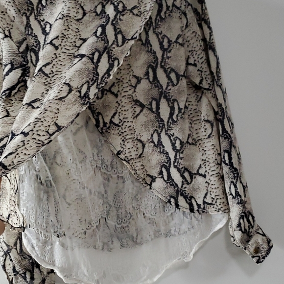 Snake Print long sleeve with Lace details - Picture 5 of 6
